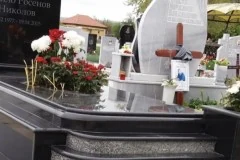Комбиниран черен и сив гранитен паметник с вази и цветя